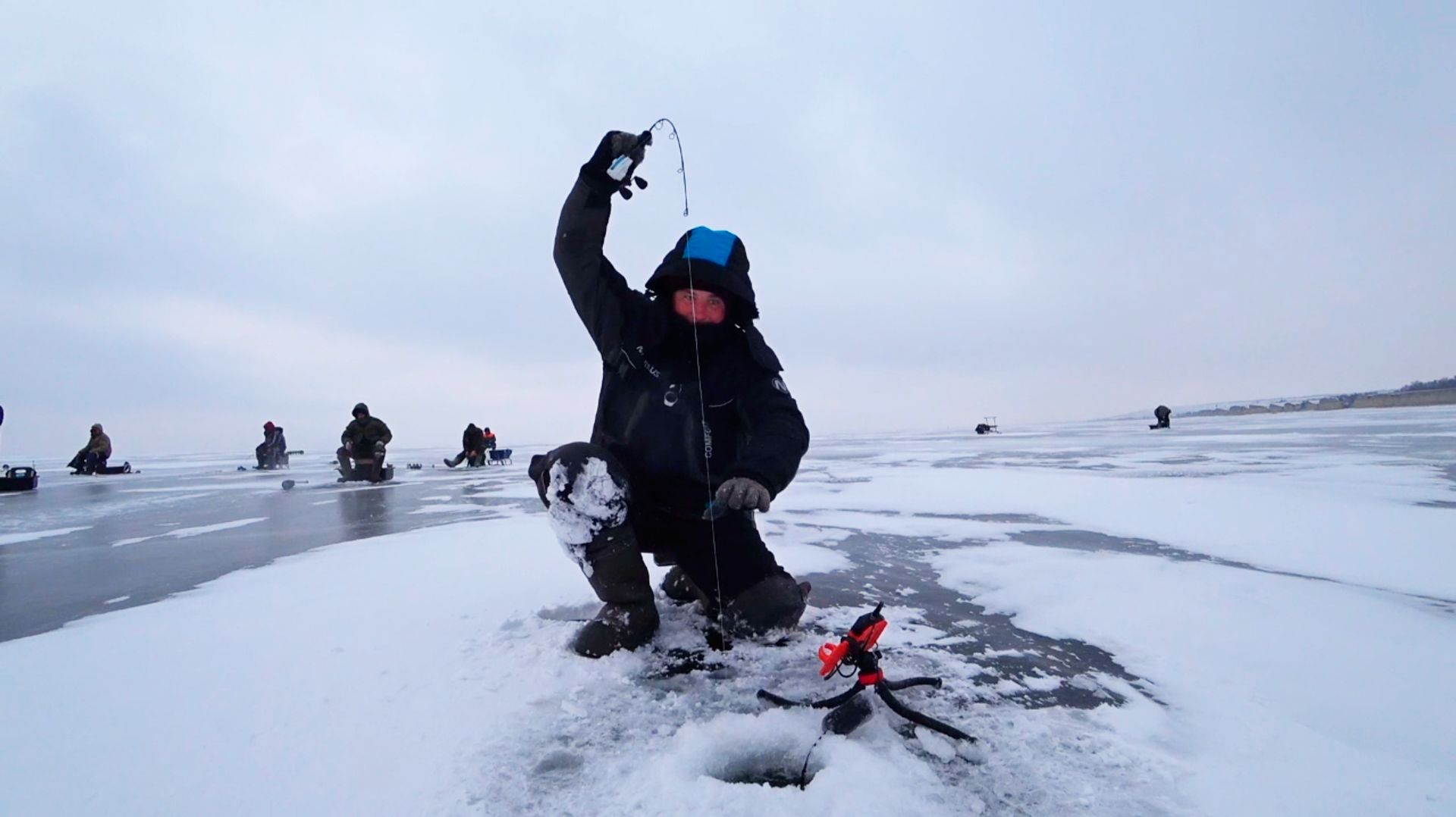 Безумный клёв судака, которого я никогда не видел! Зимняя рыбалка со льда смотреть онлайн