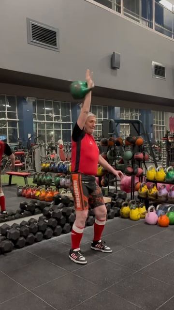 Она была двадцатьчетвёркой,
Хотя прикинулась восьмёркой!.. Она была двадцатьчетвёркой,
Хотя прикинулась восьмёркой!..