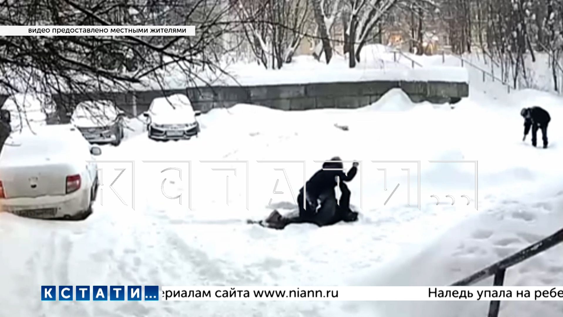 Десятки прохожих проходили мимо, пока один мужчина зверски убивал другого на дороге смотреть онлайн