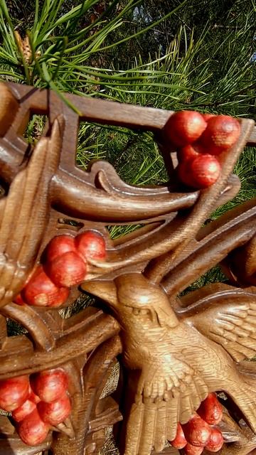 Настенное резное 3D панно из дуба Птицы на ветвях свиристели