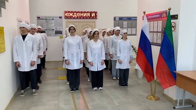 Исполнение гимна и поднятие флага