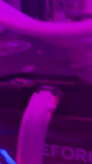 На работающую RTX 4090 можно смотреть бесконечно 😶🌫🎮 Это настоящее произведение искусства в мире…