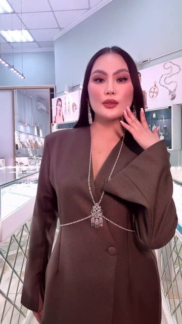 Үрүҥ көмүс уонна боруонса сотуар аныгы классиканы уонна төрүт үгэстэри ситимниир киэргэл буолар. Үрүҥ көмүс уонна боруонса сотуар аныгы классиканы уонна төрүт үгэстэри ситимниир киэргэл буолар.