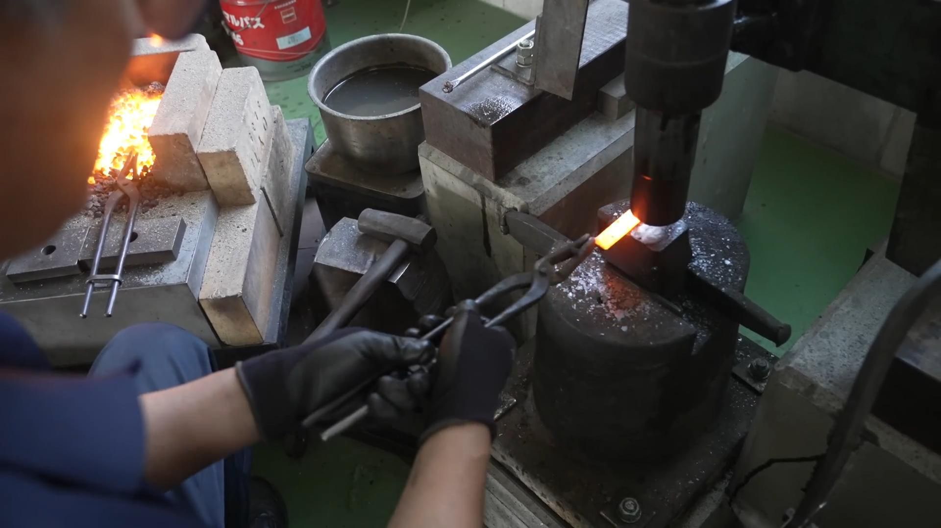 Производство легендарных японских ножей Higonokami