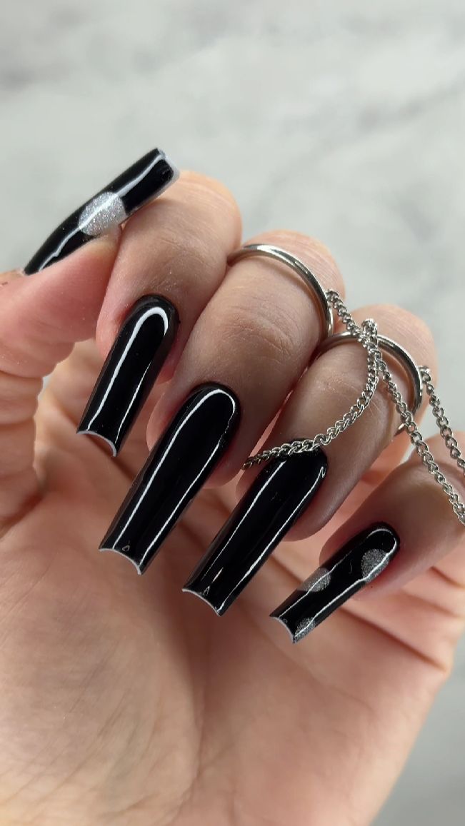 МК Эффектный черный маникюр с серебряными вставками. Наращивание на верхние формы с UNO Mixgel