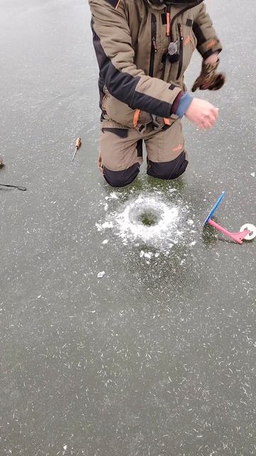 Мощная поклёвка, жерлица упала и флаг отлетел, но результат меня поверг в шок!