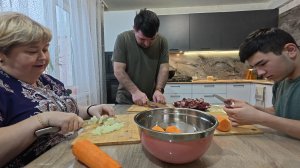 Абдугани  учится готовить плов. Делаю любимые булочки  для мужа.