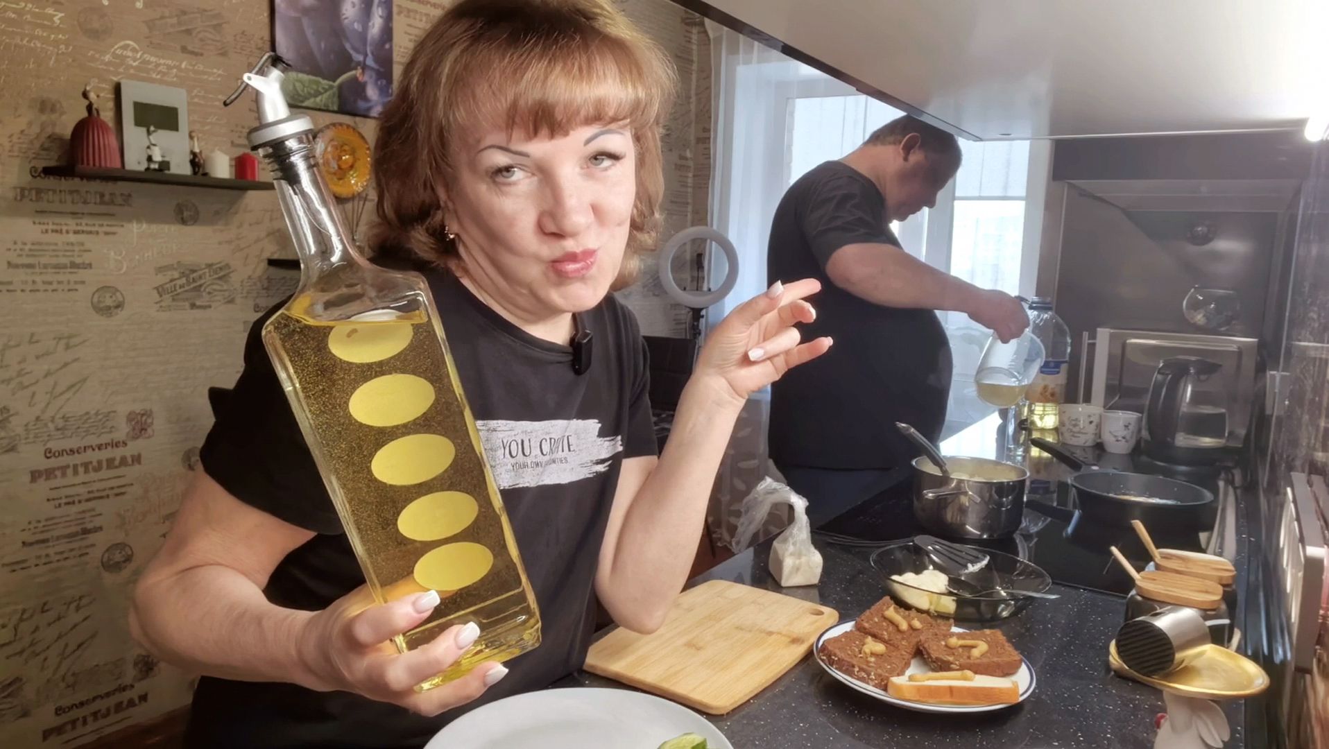 ГОТОВИМ ВЕСЕЛО ЗАВТРАК. ПРИГОТОВИЛИ ЧЕСНОЧНОЕ МАСЛО.Что я НАТВОРИЛА