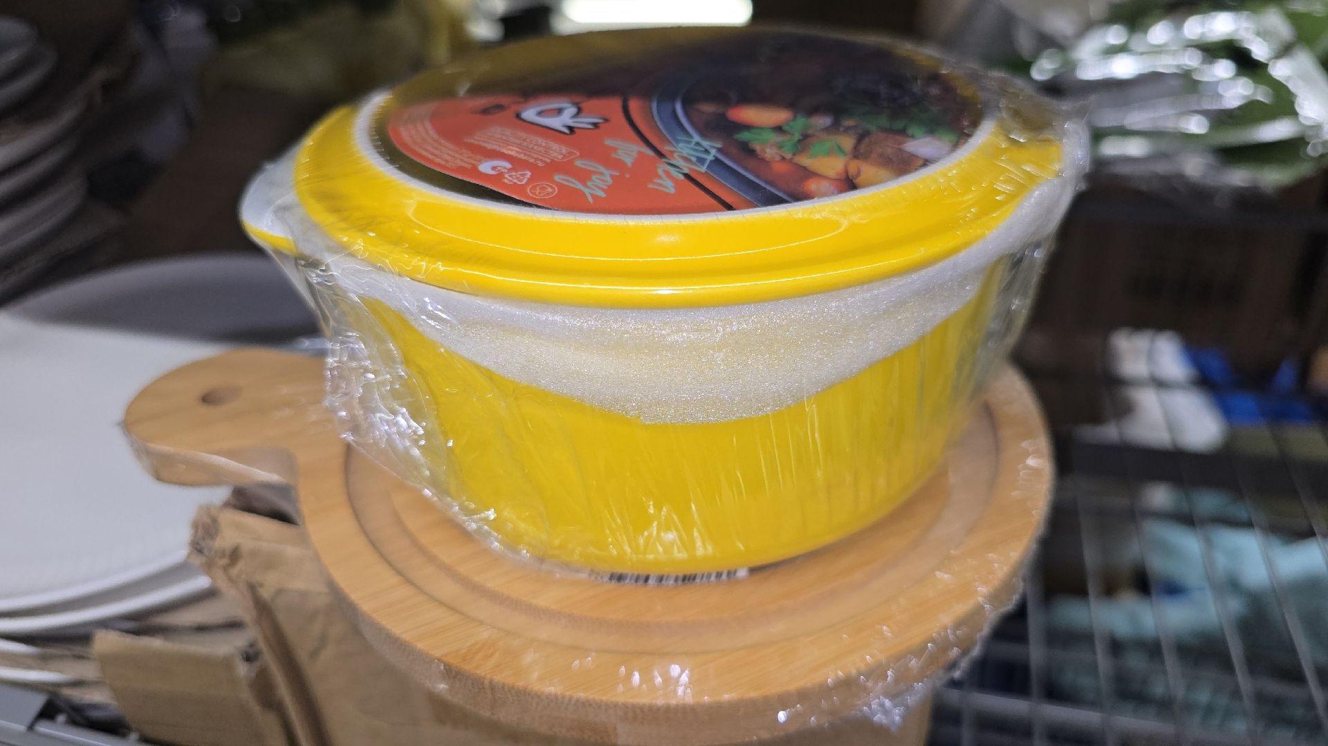 Чижик сегодня в ударе! Скидки и новинки в магазине зашкаливают. Покупатели толпятся, выбирают. Обзор смотреть онлайн