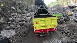 Строительство, экскаватор копает песок