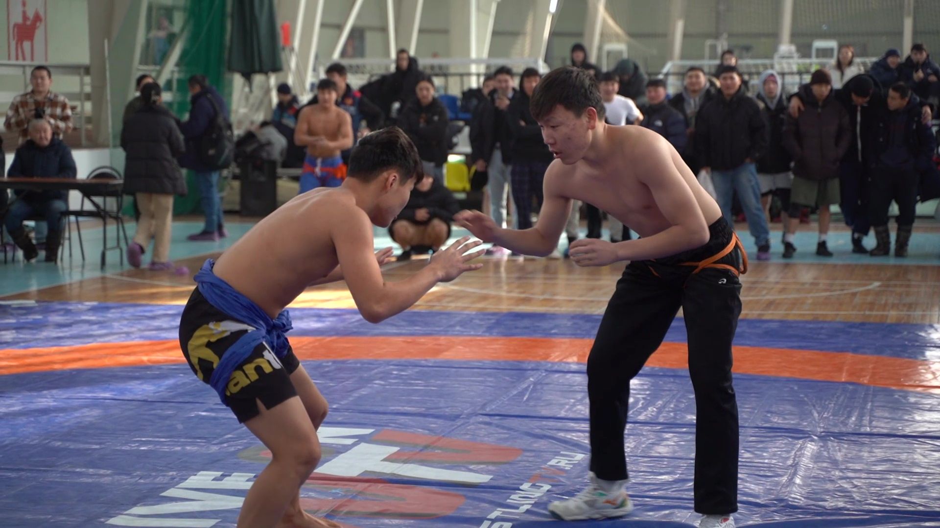 «Залуушуулай барилдаан» смотреть онлайн