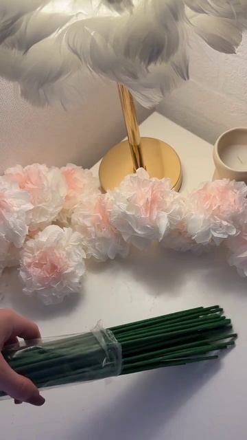 вот вам тутор на украшение комнаты и подарок(можно сделать большой красивый букет)