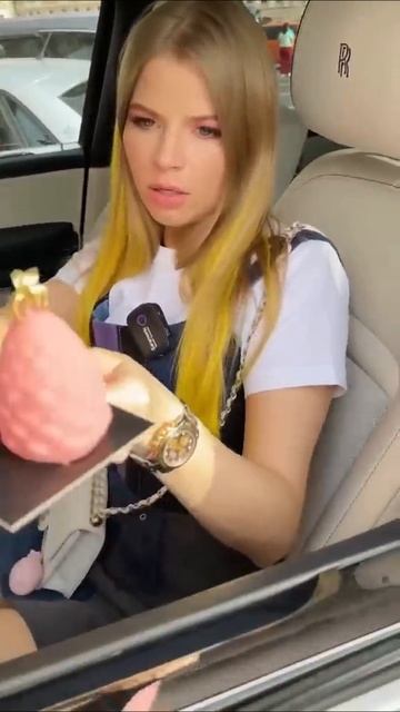 Блондинка за рулём Rolls-Royce! Ютуб