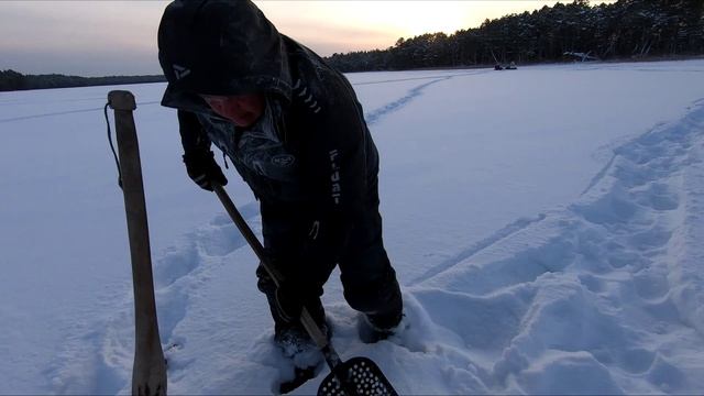 Такая рыбалка может быть только в тайге! Крупная рыба жирует.