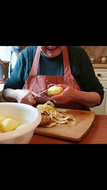 Котёнок помочь хотел #смешные_моменты #милота #котёнок #помощь #приключения #животные