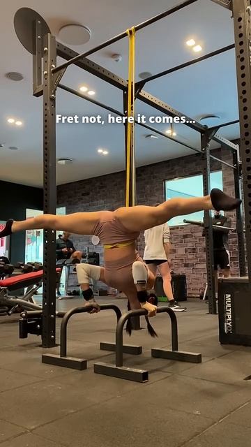 Кто сказал, что гимнастика и йога не сочетаются? Сила и гибкость в стойке на руках для жима лежа