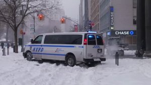 Обычный снегопад или катастрофа？ Как Нью-Йорк снегом занесло