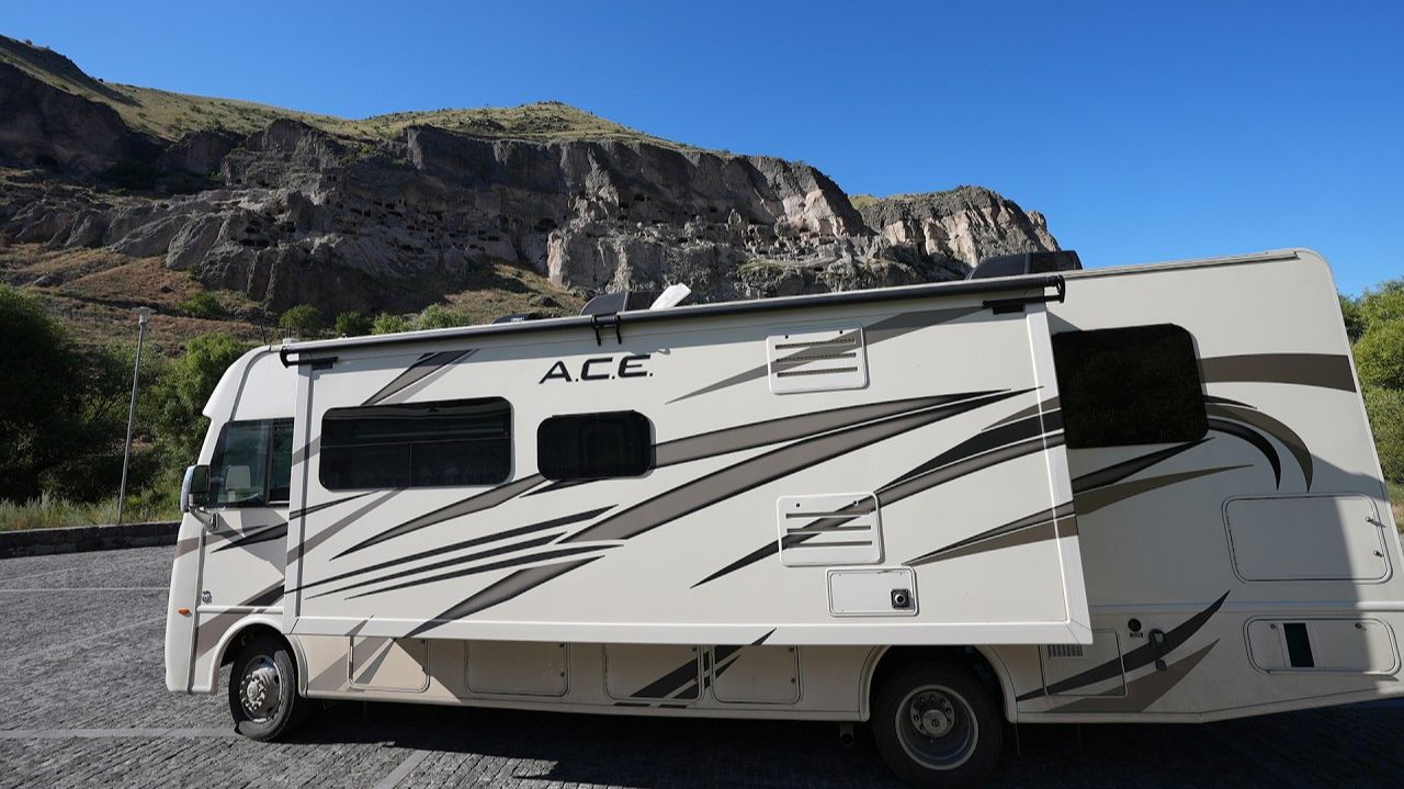 Одно из интереснейших мест в мире для путешествия с автодомом. Пещерный город Вардзия. Грузия смотреть онлайн