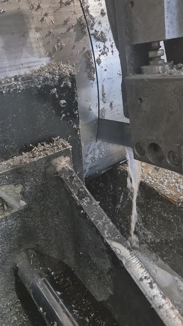 Ленточнопильная резка алюминия — заготовка большого сечения (СМЦ «Сфера») Ленточнопильная резка алюминия — заготовка большого сечения (СМЦ «Сфера»)