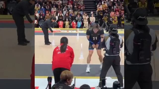 Волейболист сборной Японии Юдзи Нисида во время разминки случайно попал мячом в работницу зала