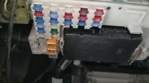 Где находится салонный блок предохранителей и реле Toyota Fielder (правый руль)