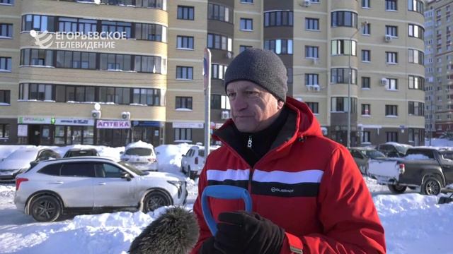 Снежный десант. Егорьевцы вышли на расчистку снега у городских поликлиник смотреть онлайн