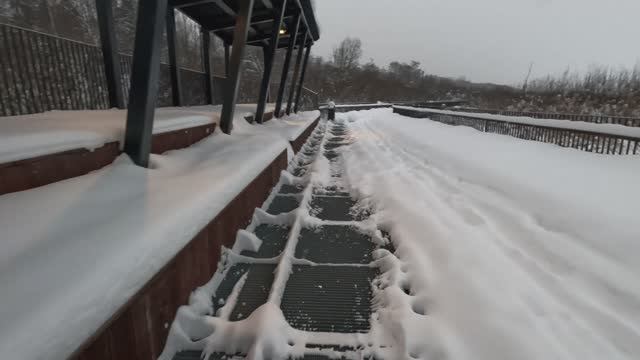 Прорываюсь по засыпанной снегом и брошенной набережной до Солнечногорска.Уже начинает темнеть. смотреть онлайн