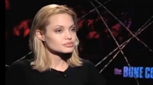 Перемотка: 24-летняя Анджелина Джоли о трудностях учёбы в старшей школе Беверли-Хиллз