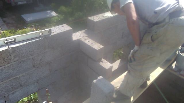 Баня из керамзитобетонных блоков с шиферной крышей и флюгером