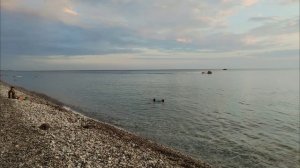 Парапланы над предзакатным морем, Гагра, 18.07.2024.