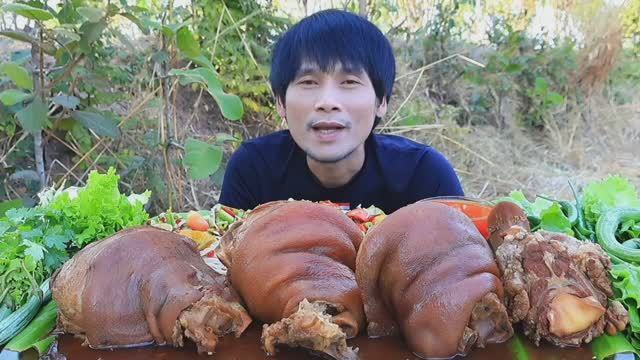 MUKBANG 🍗Тушёные свиные ножки с морепродуктами и салатом из фасоли, очень вкусно 😋! АСМР МУКБАНГ смотреть онлайн