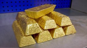 Золото резко подешевело до 4,4 тыс. долларов за унцию впервые с 9 января