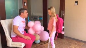 Настя показывает правила безопасности в бассейне для детей [get.gt]