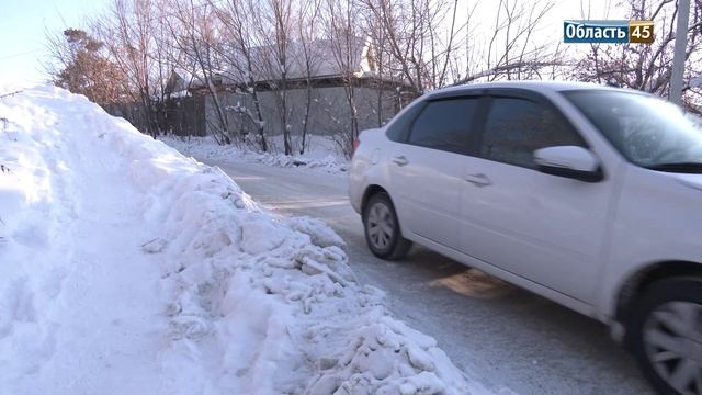 Ледяная горка на Увале представляет опасность водителям и пешеходам смотреть онлайн