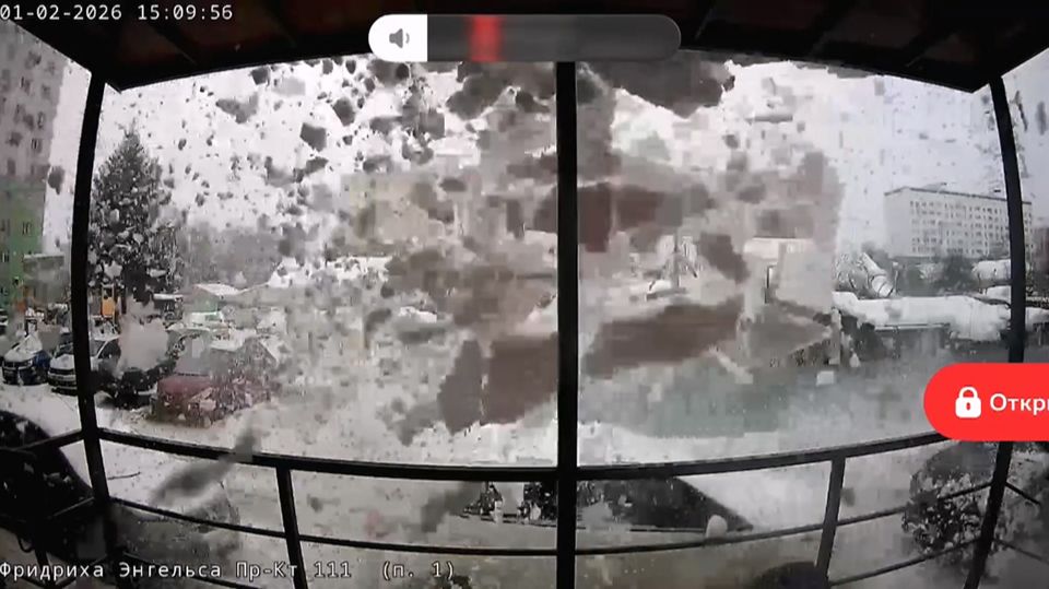 В Энгельсе упавшая с крыши снежная масса повредила авто смотреть онлайн