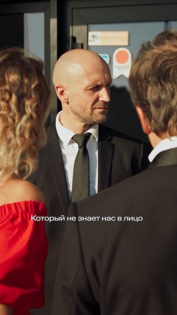 Ну, как Гарик преобразился, и как же ему идёт красный! 😁🔥 смотреть онлайн