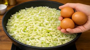 Съели за минуту! Беру капусту и 3 яйца — ужин готов за копейки. Невероятная вкуснятина