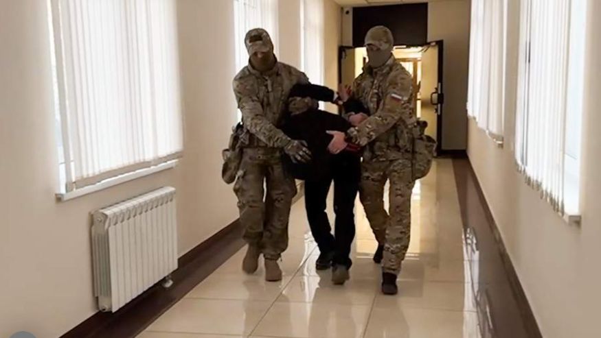 Опубликованы кадры задержания готовившего теракт в здании УФСБ в Крыму мужчины смотреть онлайн