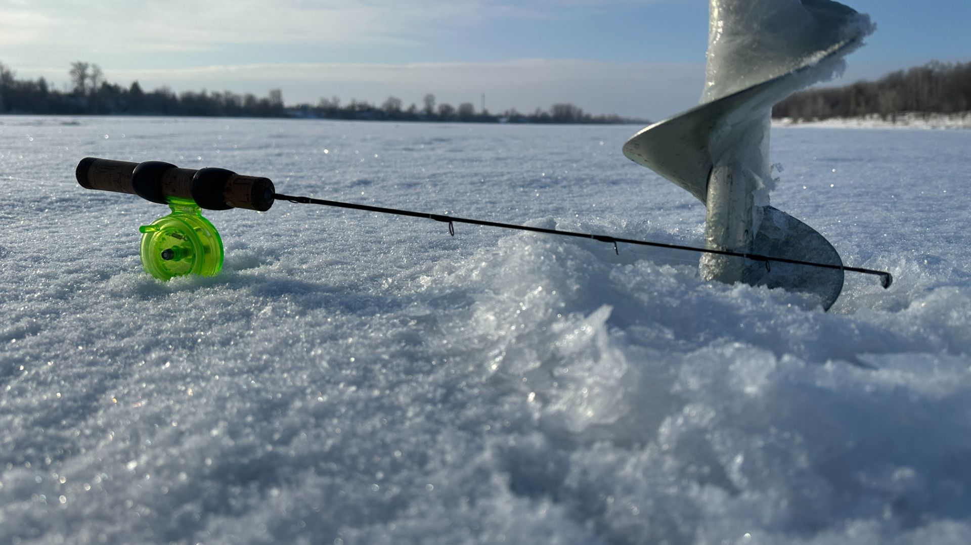 Не успела опуститься блесна и сразу удар. Судак и крупный окунь на блесну. Зимняя рыбалка 2026 смотреть онлайн