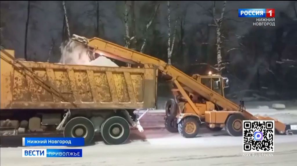 Ночную уборку снега провели в Нижнем Новгороде смотреть онлайн