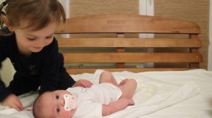 Трогательное первое знакомство сестренок. Для комментаторов: в доме тепло!