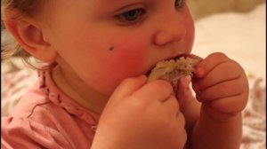 Ребенок смакует вкусно косточку! Аж самой хочется!