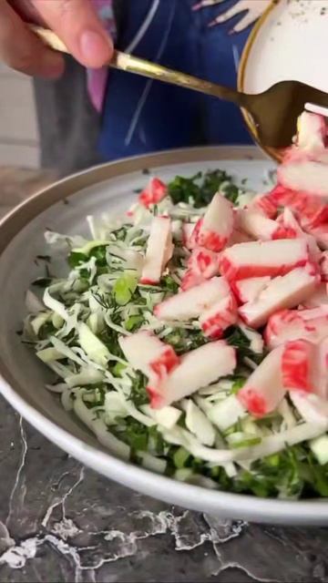Простой крабовый салат с капустой и огурцом
