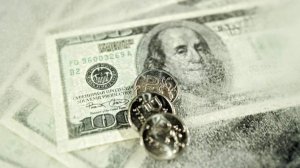 Центробанк установил официальный курс доллара на 3 февраля выше 77 рублей