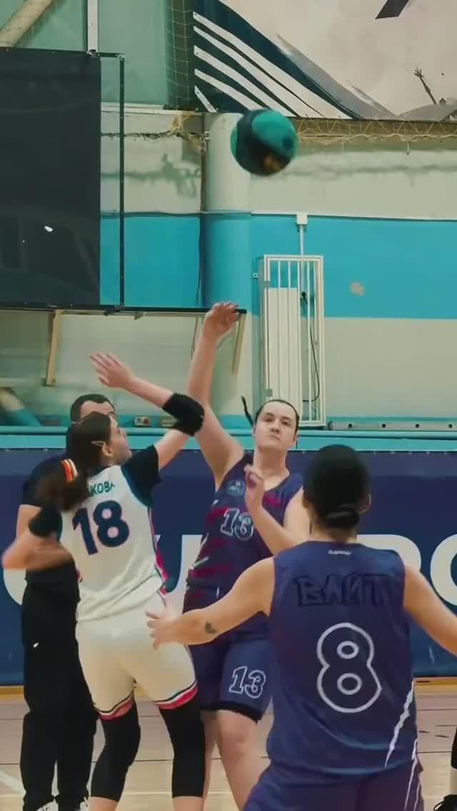 В аудитории они просто студенты, но на паркете – мастера оранжевого мяча смотреть онлайн