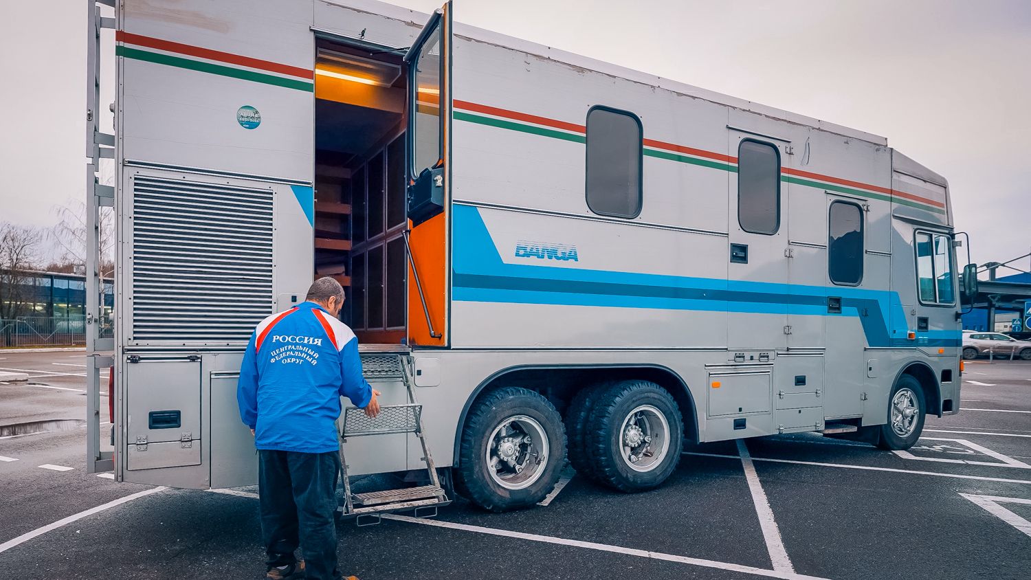 Мы вскрыли ВСЕ отсеки этого КАМАЗа... ТАКОГО ТЫ НЕ ВИДЕЛ! смотреть онлайн