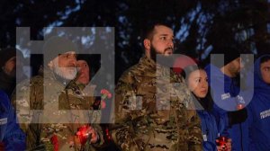 Волонтеры и бойцы «Пятнашки» возложили цветы к памятнику «Жертвам фашизма» в ДНР