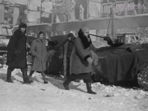К/ф «Сталинград» (1943 г.), фрагмент.