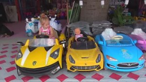 Настя в зоопарке кормит животных