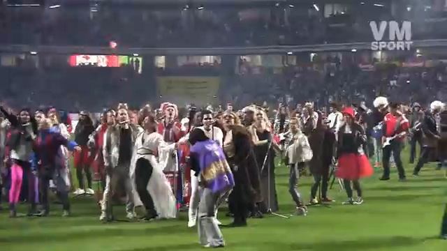 Выступление 500 рок-музыкантов, исполнивших хит группы «Парк Горького» под названием Moscow Calling смотреть онлайн